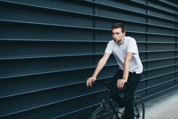Hombre monta bicicleta de engranaje fijo —  Fotos de Stock