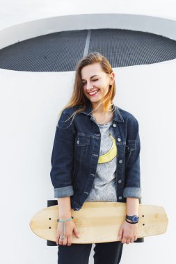 Mutlu hippi kız longboard ile 