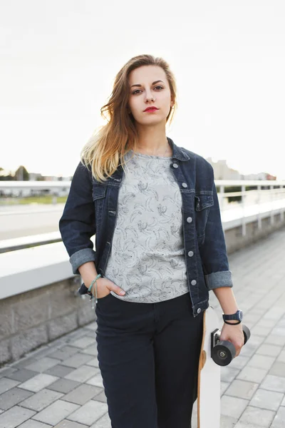 Longboard kızla portresi 