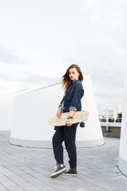 Genç hippi kız longboard ile