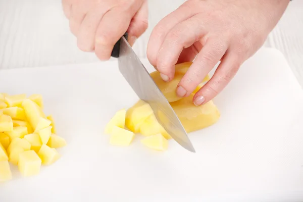 Cutting potatoes — Stock Photo, Image