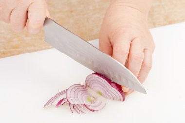 Kırmızı soğan kesmek