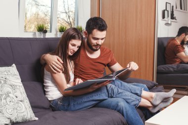 Genç çift kanepede.