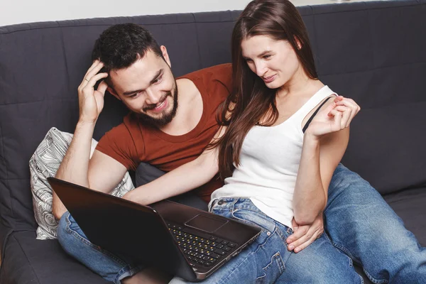 Couple with laptop — Stock Photo, Image