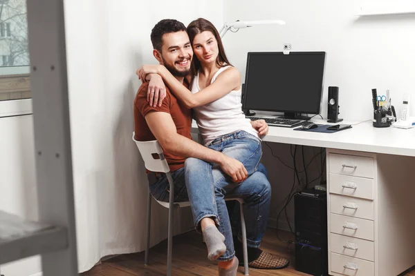 Couple with laptop — Stock Photo, Image