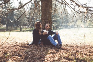 gülümseyen genç Çift