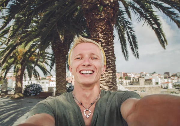 Genç adam kendi kendine portre çekimleri