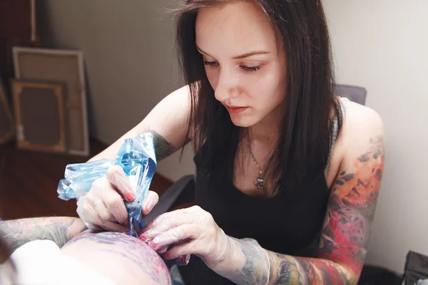 Κορίτσι καλλιτέχνης τατουάζ — Φωτογραφία Αρχείου