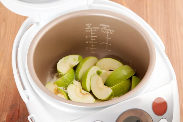 Приготовление яблочного пирога — стоковое фото
