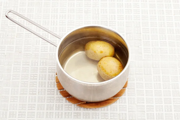 Tencerede haşlanmış patates.