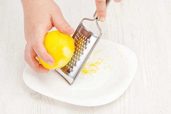 Sfregamento buccia di limone — Foto Stock