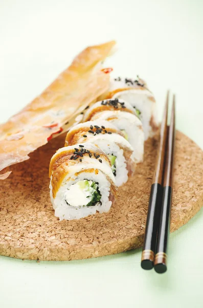 Sushi com queijo e salsa — Fotografia de Stock