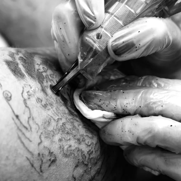 Process of creating a tattoo — Stock Photo, Image