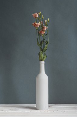 Beyaz bir Vazoda Çiçekler