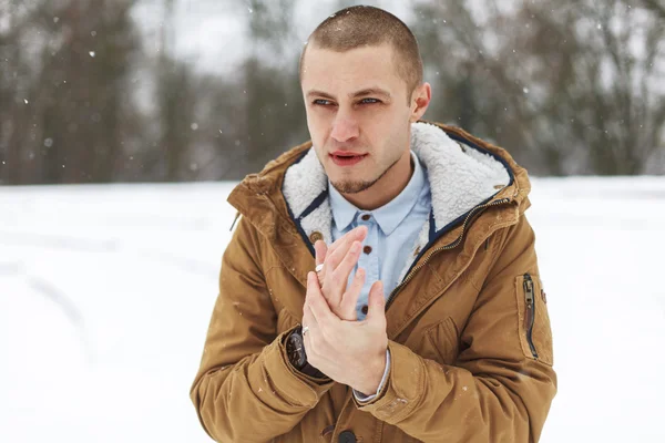 Retrato de Jovem Bonito Homem — Fotografia de Stock