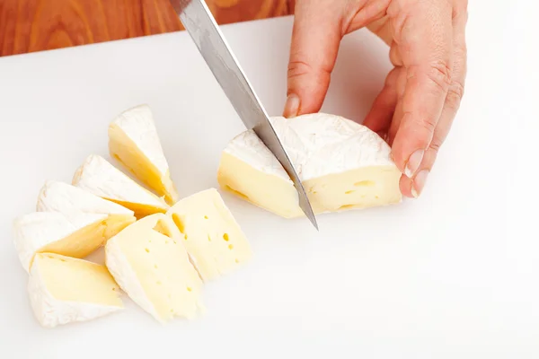 Κοπή τυρί Μπρι — Φωτογραφία Αρχείου
