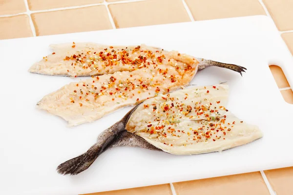 Cuisson de filets de poisson avec des épices — Photo