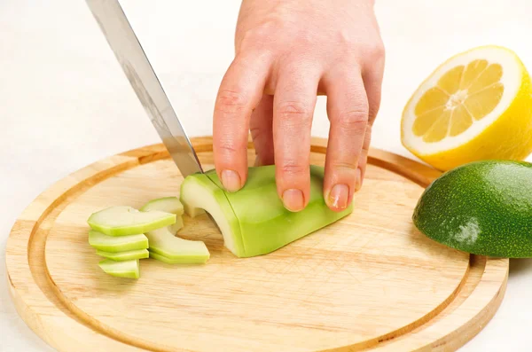 Cutting the avocado — Stock Photo, Image
