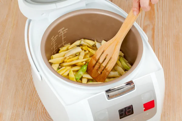 Cozinhar feijão verde em multifogão — Fotografia de Stock