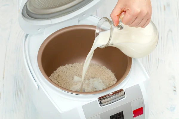 Cuisson de la bouillie de riz dans une cuisinière multiple — Photo