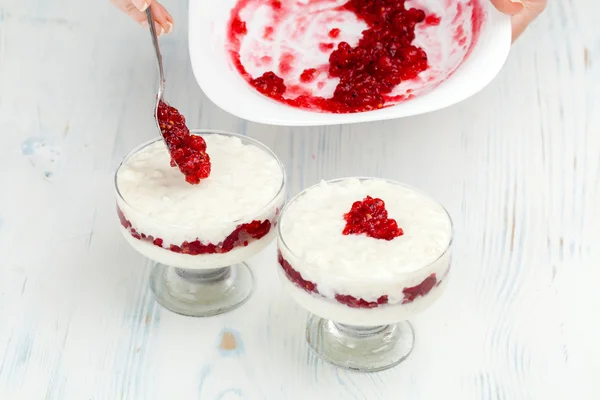 Rice pudding with red currants — Stock Photo, Image