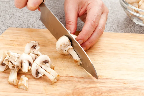 Tagliare i champignons — Foto Stock