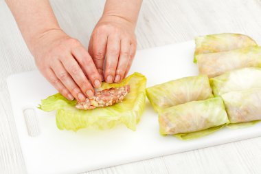Şef dolması lahana rulo hazırlar