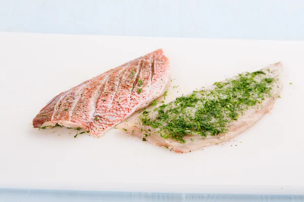 Posypać ziołami filet z ryby — Zdjęcie stockowe