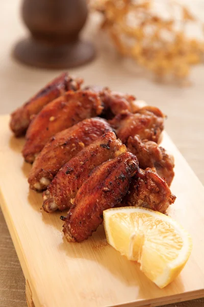 Grilled chicken wings with lemon — Stock Photo, Image