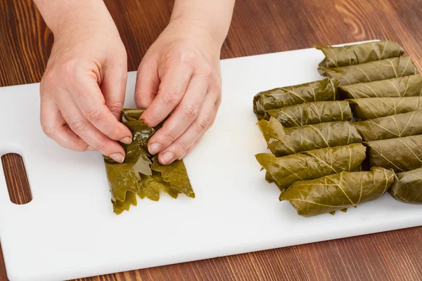 aşçı lahana rulo hazırlar 