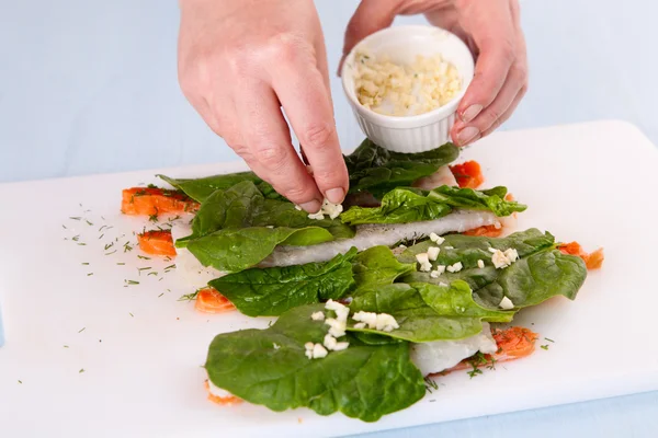 Preparing fish rolls with spinach — Stock Photo, Image