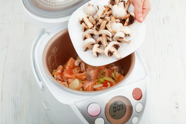 Salmão com cogumelos em multifogão — Fotografia de Stock