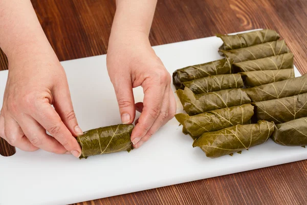 Gevulde rollen met druivenbladeren — Stockfoto