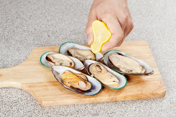 Chef cooking oysters with lemon — Stock Photo, Image