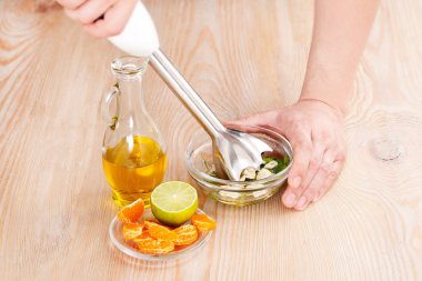 blender ile sosu hazırlarken Şef