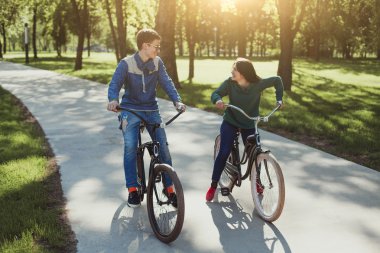 Bisiklet sürme ve gülümseyen mutlu çift