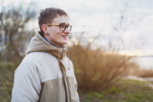 Portrait de gars joyeux dans les lunettes de soleil — Photo