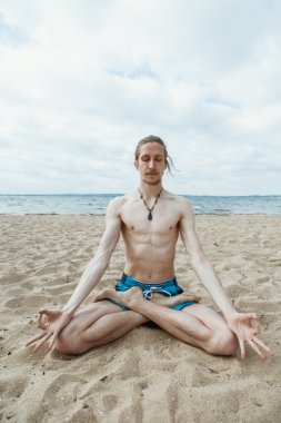 Yoga yapan genç adam.