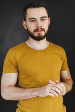 Genç ve atletik bir adam portresi