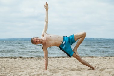 Kumsalda Yoga yapan erkek