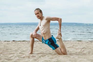 Karizmatik genç adam sakallı yoga uygulamaları