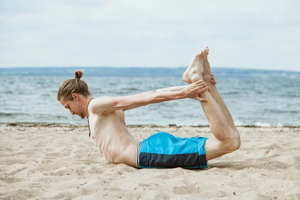 Hombre observando su salud y haciendo yoga — Foto de Stock