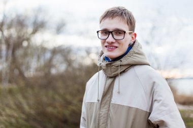 Güneş gözlüklü olumlu çocuk portresi