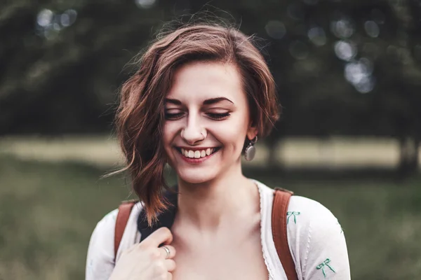 Açık havada gülümseyen bir kızın portresi.