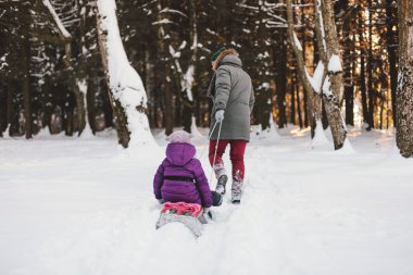 Baba ve kız kış orman rahatlatıcı