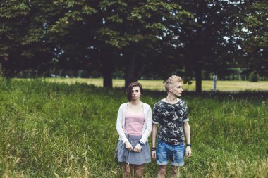 Çift ayakta uzun otların arasında