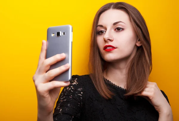 Sexy girl doing selfie — Stockfoto