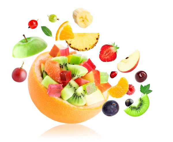 Salade de fruits sur blanc — Photo