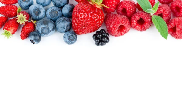 Zoete Bessen Witte Achtergrond Sluitingen Van Vers Fruit — Stockfoto