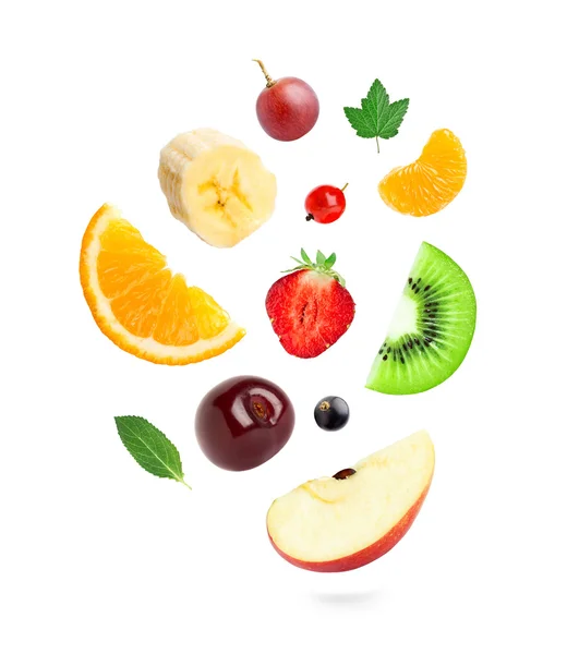 Fallende frische Früchte und Beeren — Stockfoto